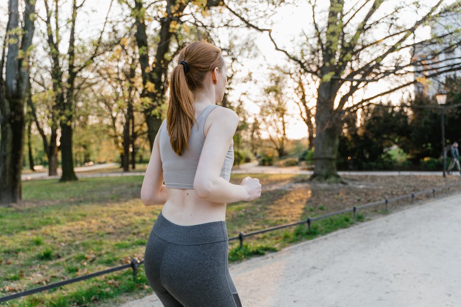 5 bonnes raisons de se mettre à la course à pied cette saison woman running outdoors in a park in spring natural light
