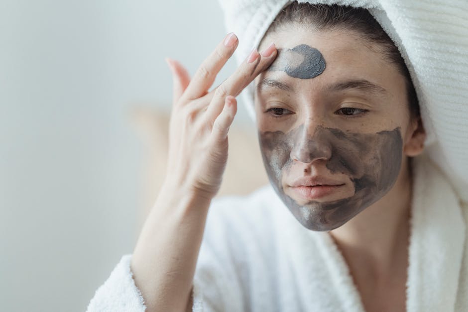 5 habitudes essentielles pour retrouver un teint lumineux et éclatant clay mask purifying skincare woman applying face