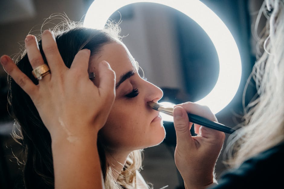 5 gestes express pour redonner de l'éclat à un teint terne makeup brush highlighting cheekbones natural glowing look strobing technique