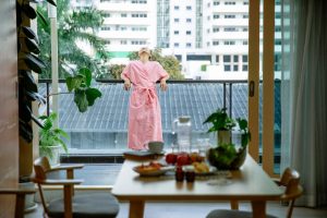 5 habitudes quotidiennes pour retrouver vitalité et énergie toute l'année woman healthy lifestyle morning routine energetic glow natural light landscape