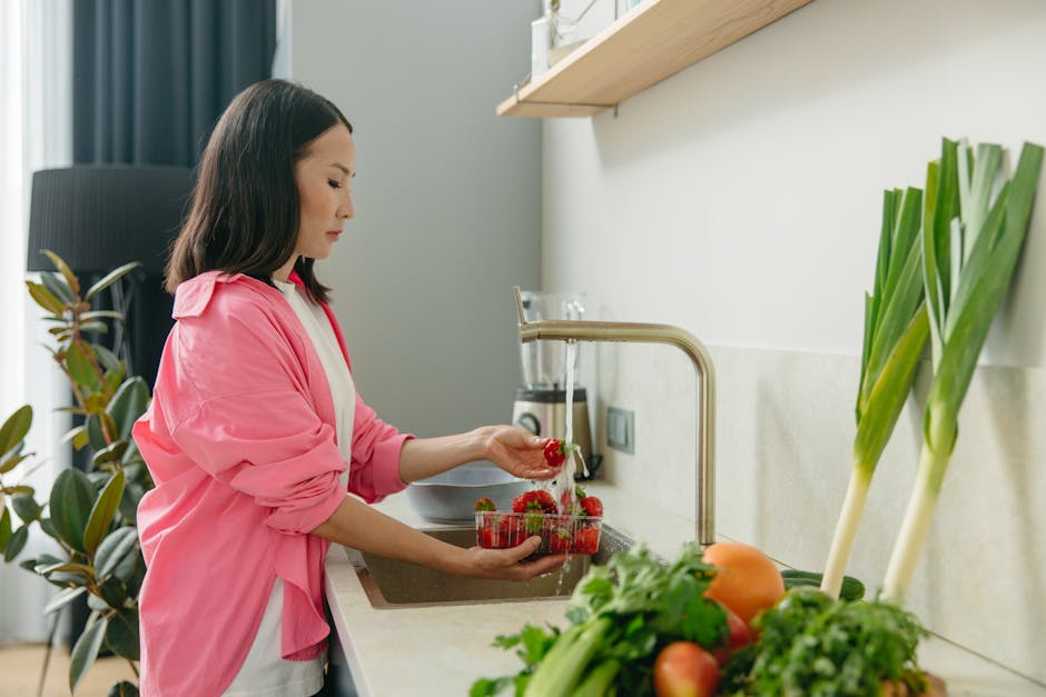 5 habitudes quotidiennes pour retrouver vitalité et énergie toute l'année woman eating colorful fresh fruits and vegetables in a bright kitchen healthy lifestyle