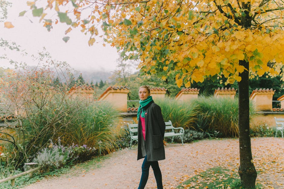5 habitudes quotidiennes pour retrouver vitalité et énergie toute l'année woman walking in a park with autumn leaves active lifestyle outdoors