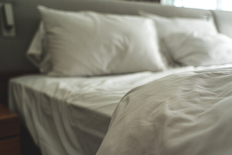 5 habitudes quotidiennes pour retrouver vitalité et énergie toute l'année cozy bedroom with soft lighting and white linen relaxing sleep environment