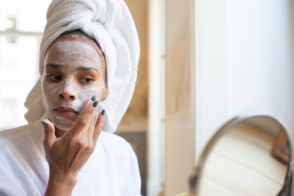 5 gestes pour oxygéner sa peau et retrouver un teint éclatant woman cleansing face gentle skincare product morning routine