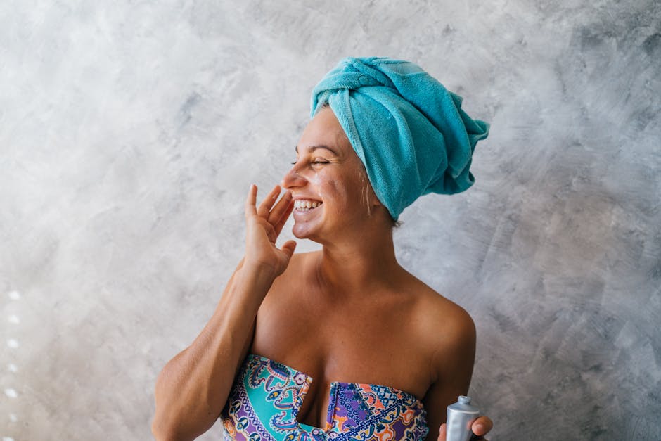 5 gestes essentiels pour prendre soin du contour des yeux et atténuer les rides woman applying eye cream morning skincare routine close up