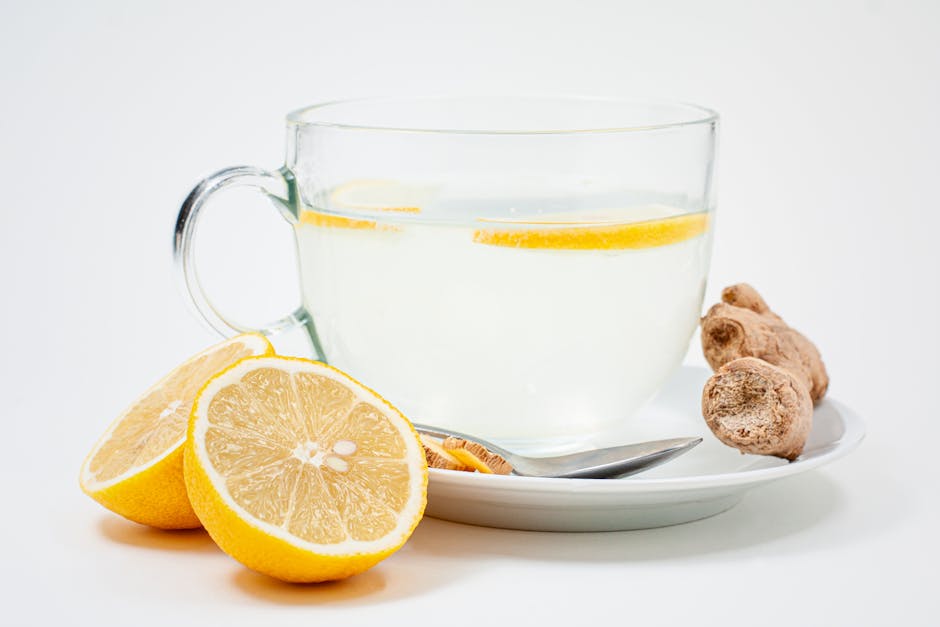 5 gestes quotidiens pour prendre soin de son corps et de son esprit morning wellness ritual glass warm water lemon ginger wooden table