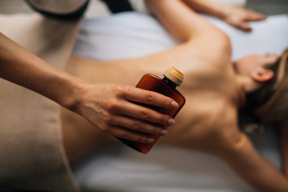 5 gestes quotidiens pour prendre soin de son corps et de son esprit self massage natural oil hands skin wellness body care