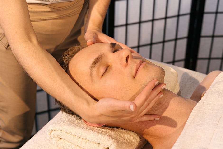 Pattes d'oie : 8 gestes naturels pour atténuer les ridules du contour des yeux facial massage fingertips eye contour