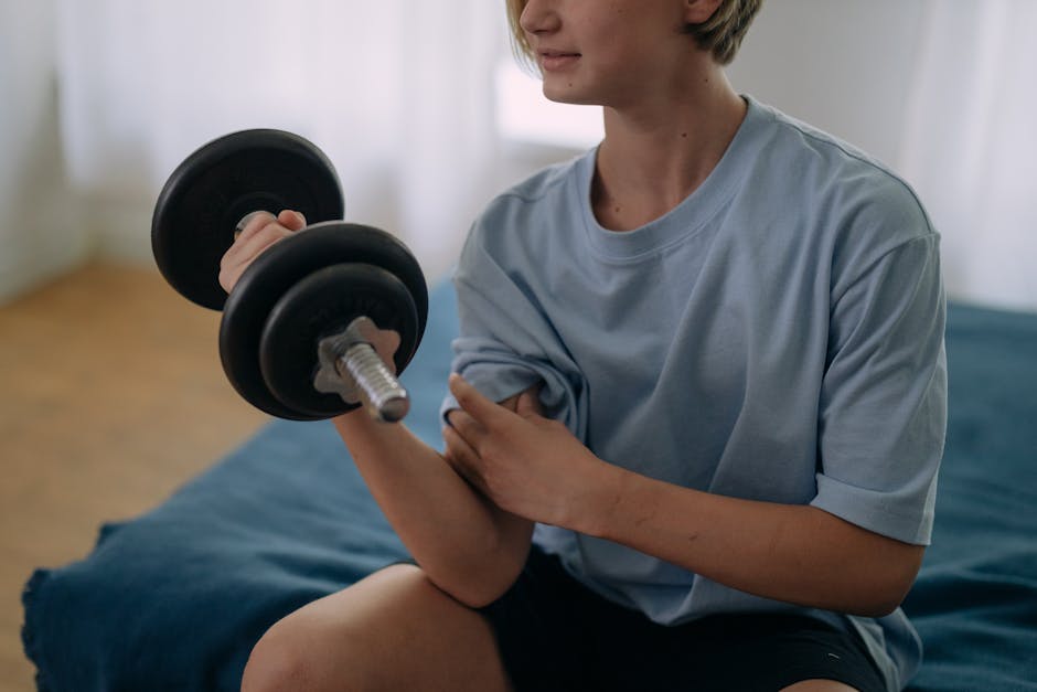 Tonifier ses bras en 5 minutes : exercices efficaces et soins pour une peau ferme close-up woman doing bicep curl with water bottle at home