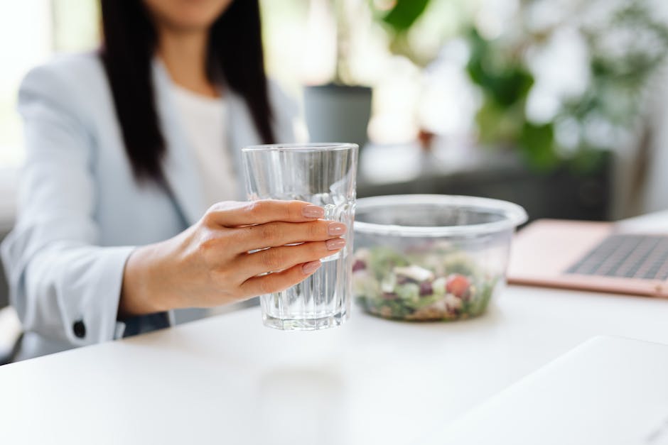 Déshydratation : 5 conséquences méconnues sur votre peau et votre santé woman drinking water before meal healthy eating hydration