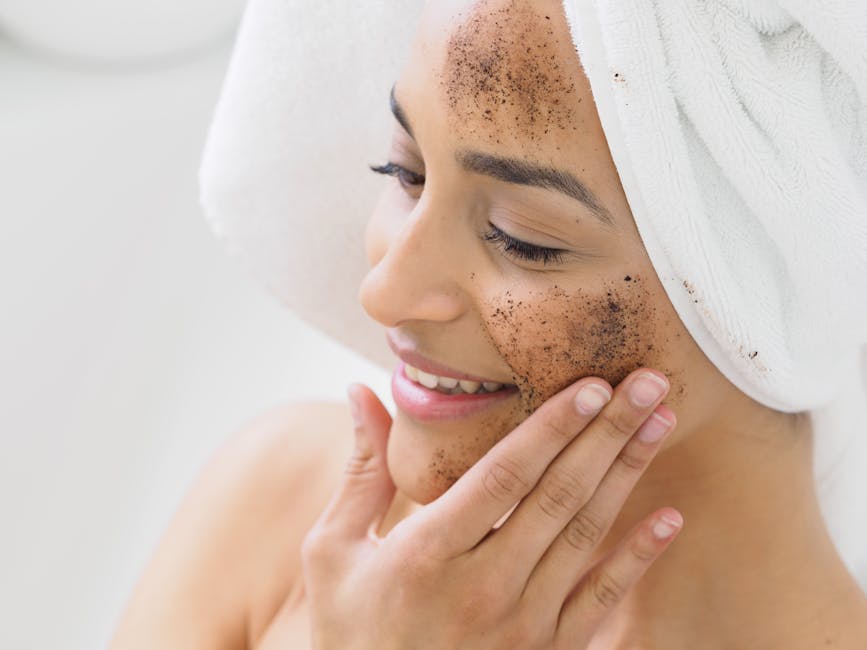 Peeling cosmétique : tout ce que vous devez savoir avant de vous lancer glowing radiant skin woman before after exfoliation skincare