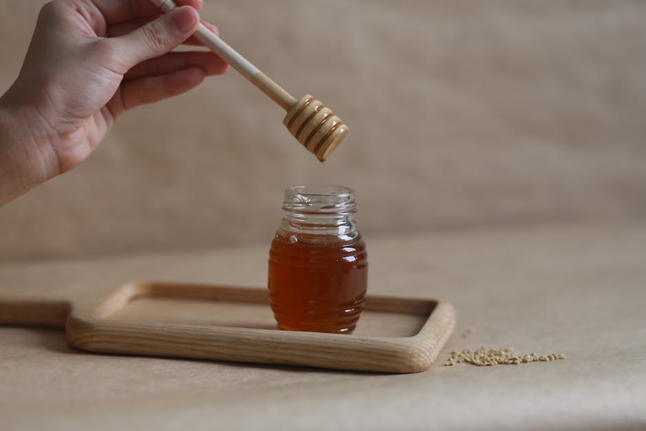 5 soins maison pour réparer des lèvres gercées et abîmées honey spoon natural skincare ingredients wooden table