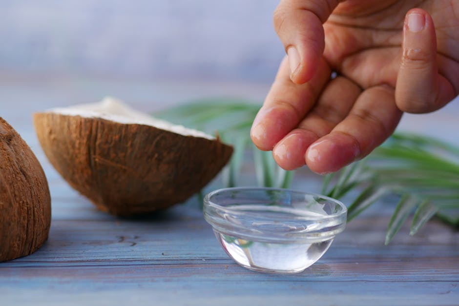 5 soins maison pour réparer des lèvres gercées et abîmées coconut oil jar natural beauty product