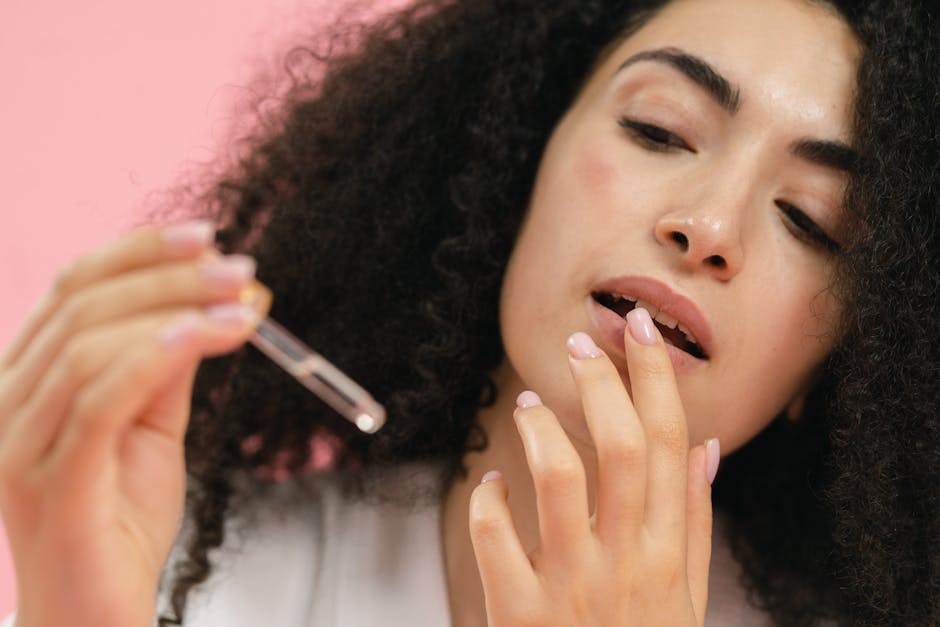Rides du contour des lèvres : 5 solutions pour les atténuer efficacement woman applying serum around lips skincare routine anti-aging