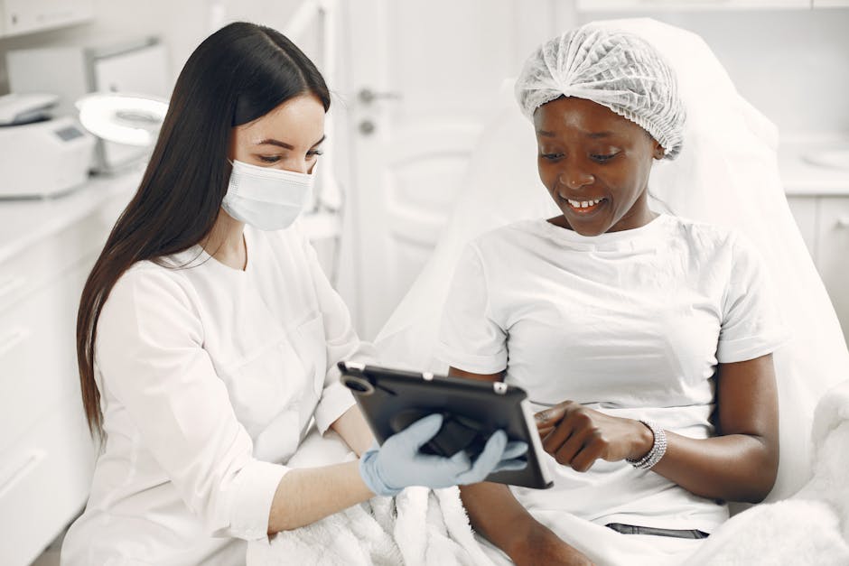 Rides du contour des lèvres : 5 solutions pour les atténuer efficacement dermatologist consultation mature woman skincare aesthetic treatment
