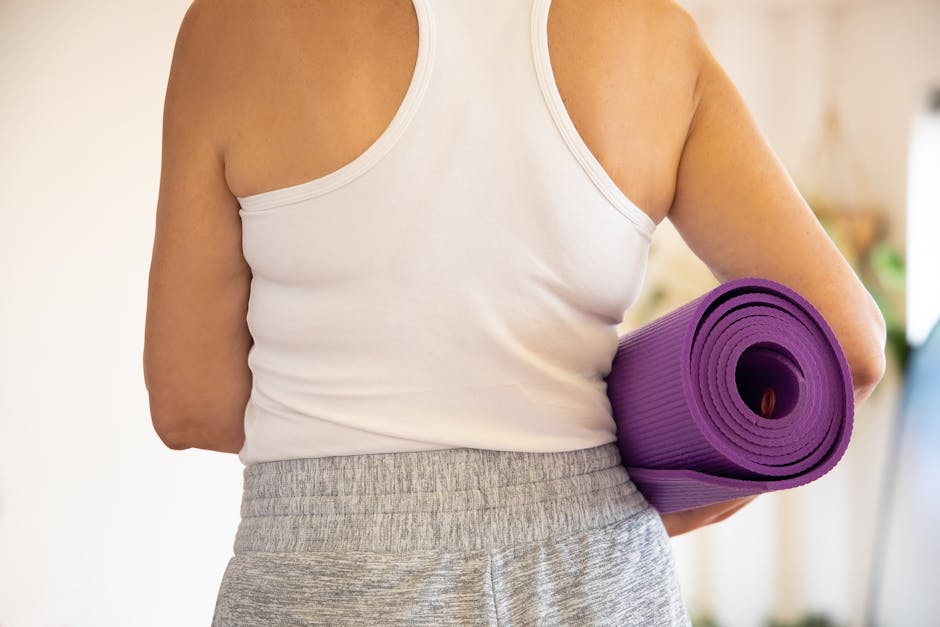 5 sports pour prendre soin de sa peau : le guide complet woman doing fitness workout yoga mat indoors healthy lifestyle
