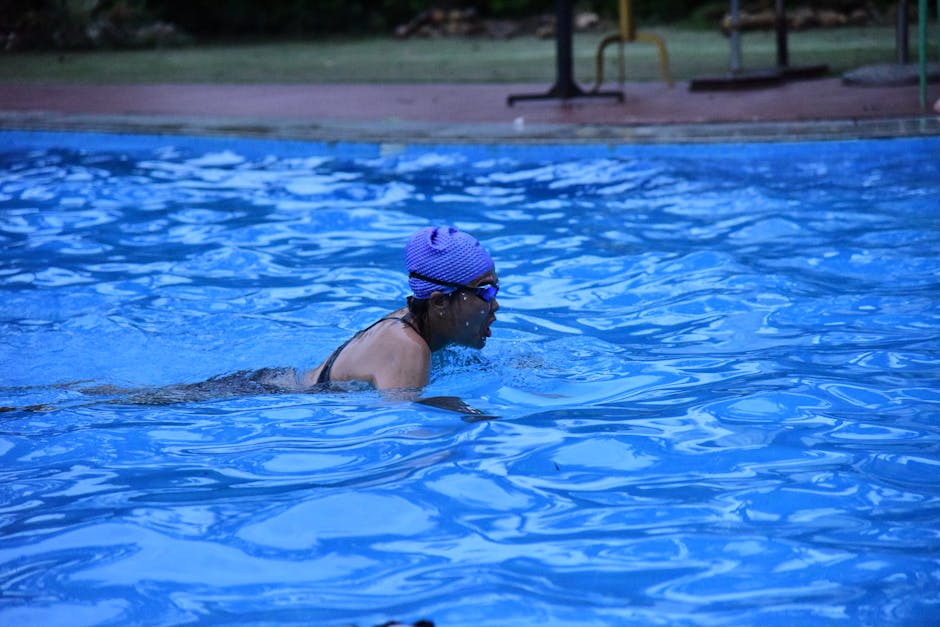 5 sports pour prendre soin de sa peau : le guide complet swimming pool woman aqua fitness exercise healthy skin