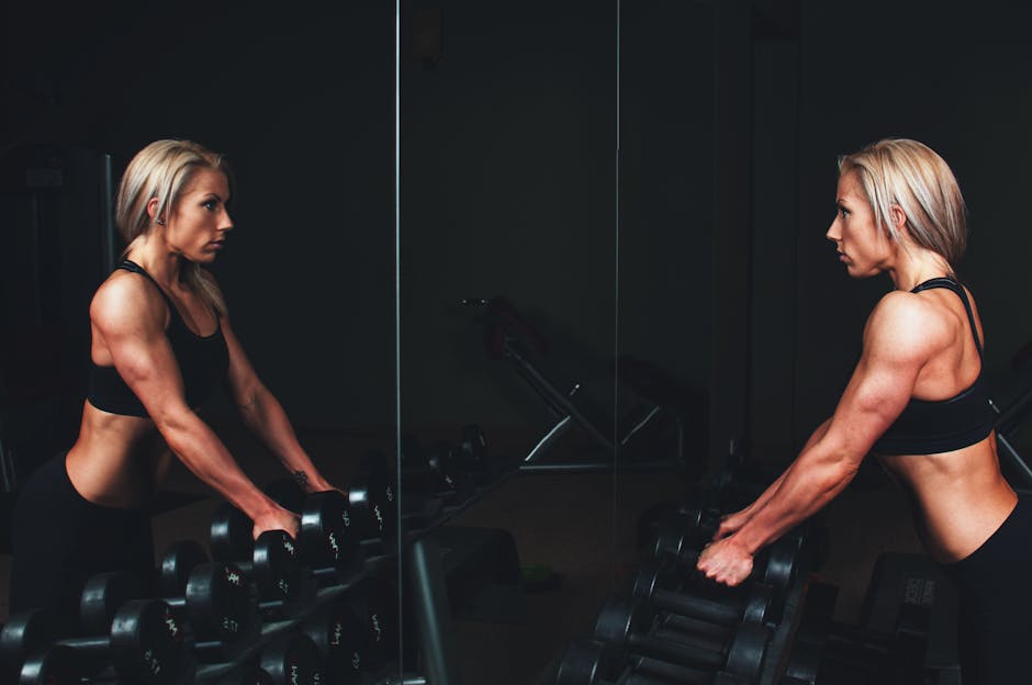 5 sports pour prendre soin de sa peau : le guide complet woman strength training weights gym toned skin muscles