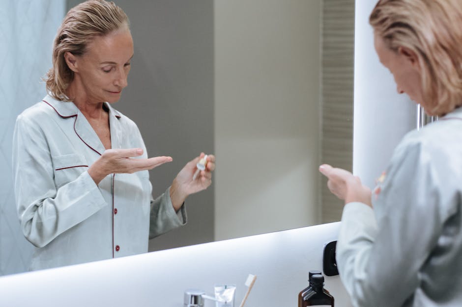 5 gestes beauté express pour un look soigné quand le temps manque woman morning skincare routine quick beauty tips bathroom mirror