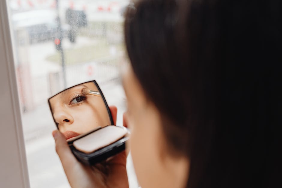 5 gestes beauté express pour un look soigné quand le temps manque under eye concealer application woman tired eyes morning makeup