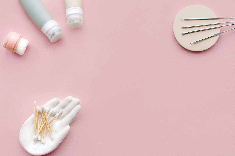 5 astuces pour simplifier et accélérer sa routine beauté au quotidien minimalist skincare products flatlay on white background