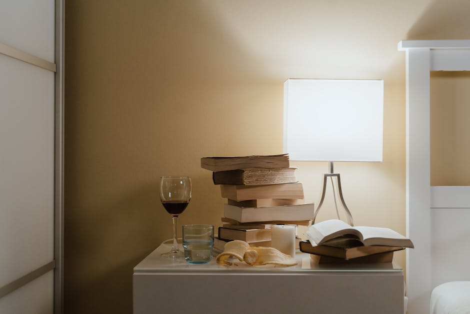 5 astuces pour simplifier et accélérer sa routine beauté au quotidien overnight skincare products on bedside table night atmosphere