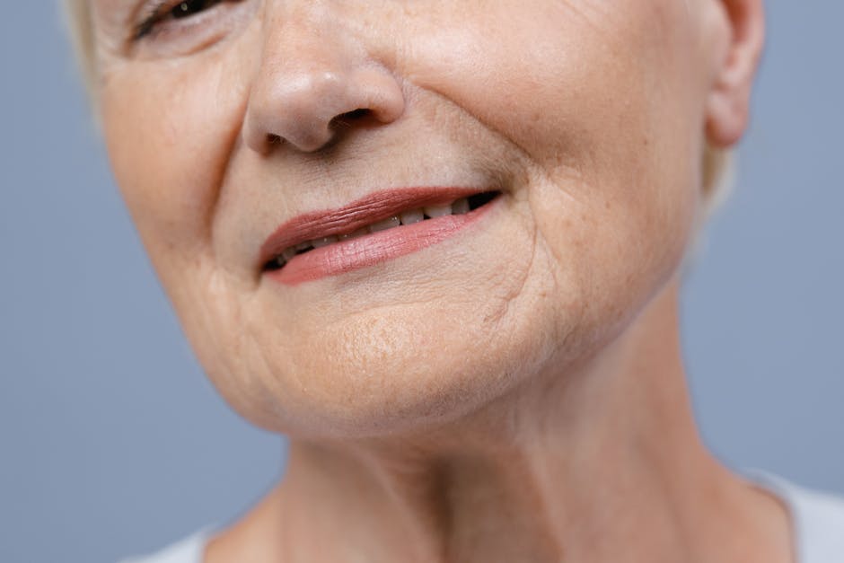 Peau à 50 ans : quels sont ses besoins essentiels et comment y répondre ? close up skin texture fine lines mature woman natural daylight