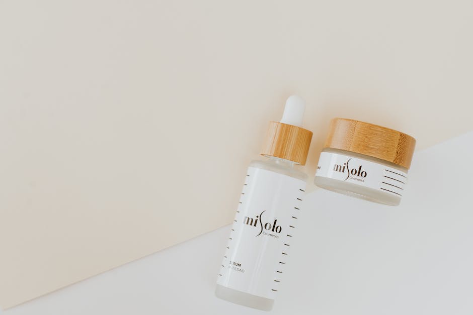 Peau mature à 50 et 65 ans : comprendre ses besoins pour mieux en prendre soin anti-aging skincare products serum cream on marble surface