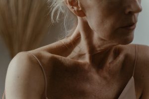 Peau à 55 ans : comprendre les bouleversements hormonaux et adapter sa routine beauté elegant mature woman glowing skin natural light portrait beauty