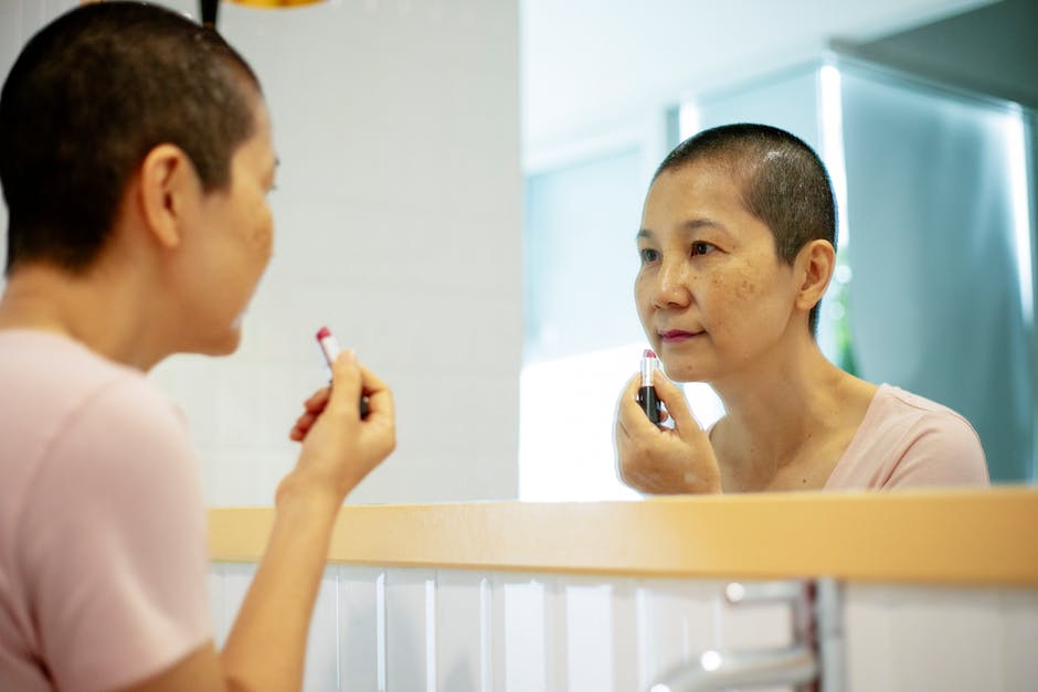 Peau à 55 ans : comprendre les bouleversements hormonaux et adapter sa routine beauté mature woman skincare routine morning mirror bathroom