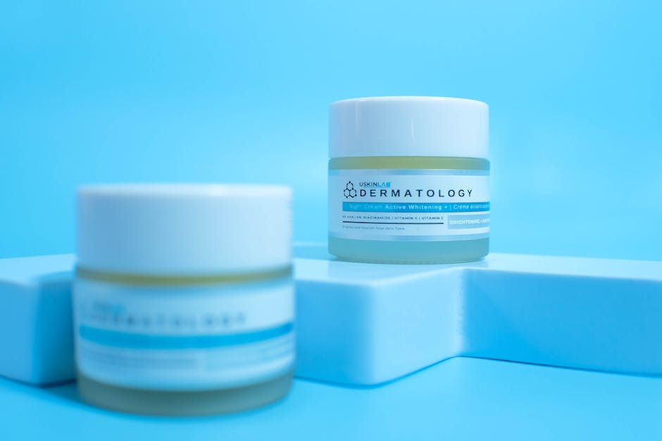 Peau à 55 ans : comprendre les bouleversements hormonaux et adapter sa routine beauté anti-aging face cream serum moisturizer skincare products flatlay