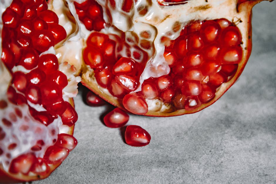 Peau à 55 ans : comprendre les bouleversements hormonaux et adapter sa routine beauté healthy food antioxidants skincare inside out pomegranate omega