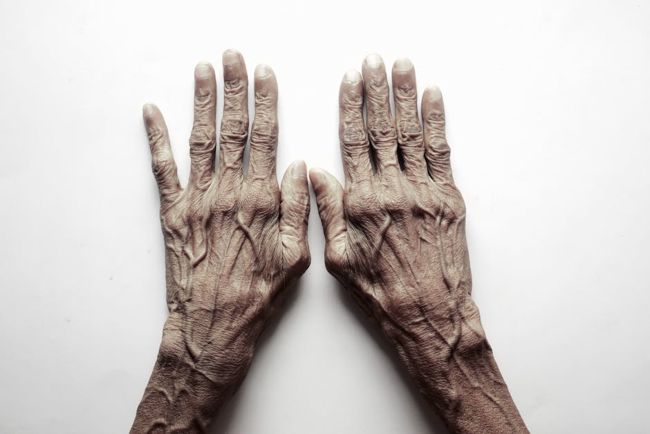 Peau après 60 ans et soleil : protéger, prévenir et prendre soin de son épiderme mature close-up age spots sun damaged mature skin hands decollete