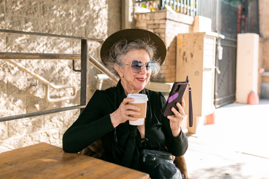 Peau après 60 ans et soleil : protéger, prévenir et prendre soin de son épiderme mature woman over 60 glowing skin outdoors sun hat confident smile