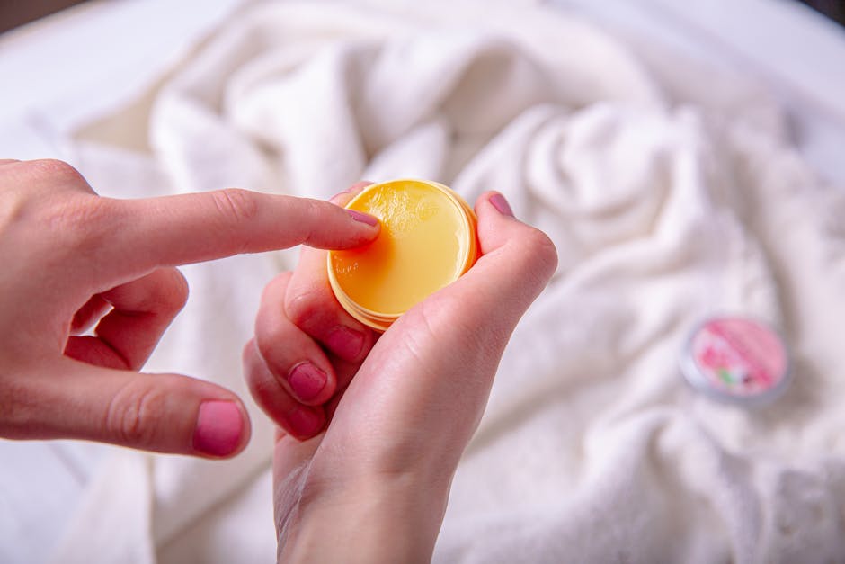 8 soins cocooning maison pour des mains douces et nourries natural hand balm cocoa butter beeswax rustic wooden surface