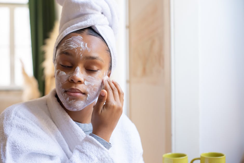Quelle crème hydratante choisir selon votre type de peau ? woman applying moisturizer cream on face morning routine