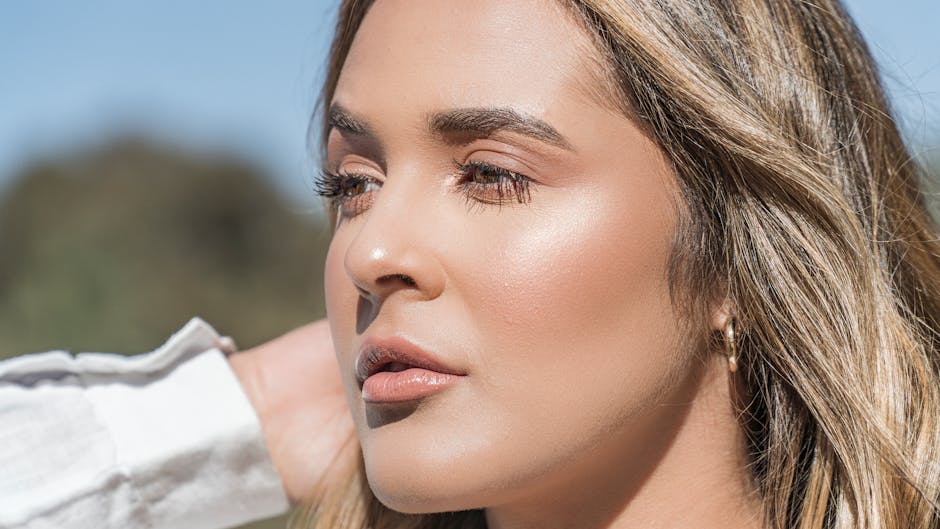 Quelle crème hydratante choisir selon votre type de peau ? woman with glowing healthy skin close up natural light