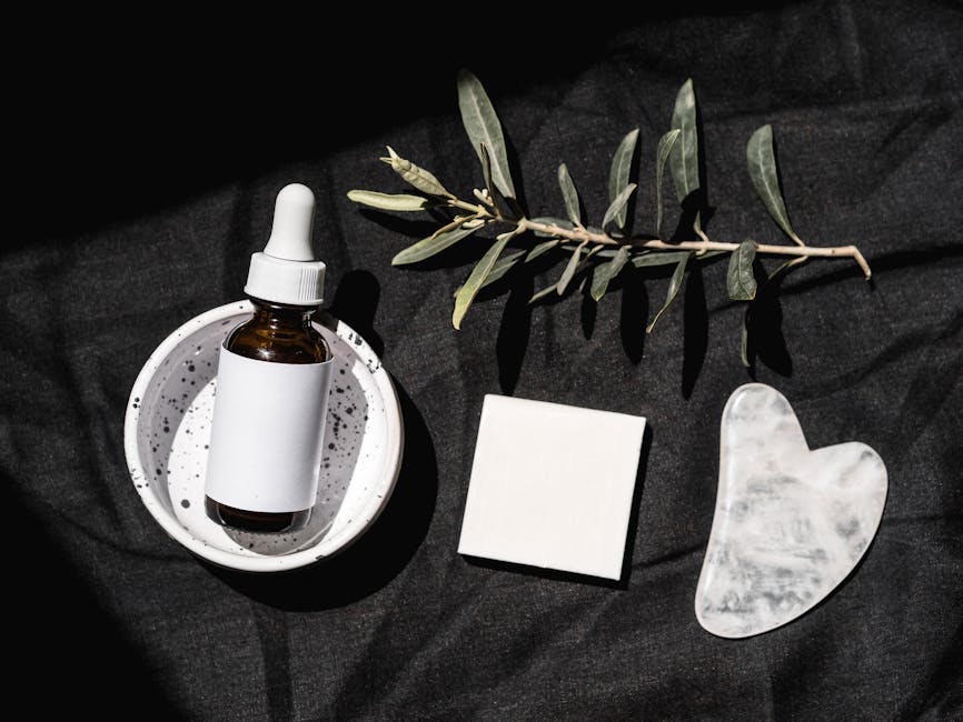Exfoliation : quelle méthode choisir selon son type de peau ? glass bottle exfoliating acid serum marble surface