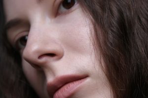 Le microbiome cutané : comprendre cet écosystème invisible qui protège votre peau glowing healthy skin woman natural light close up landscape