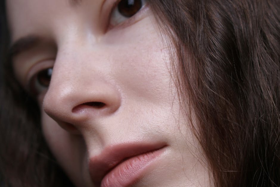 Le microbiome cutané : comprendre cet écosystème invisible qui protège votre peau close-up healthy glowing skin texture soft natural light
