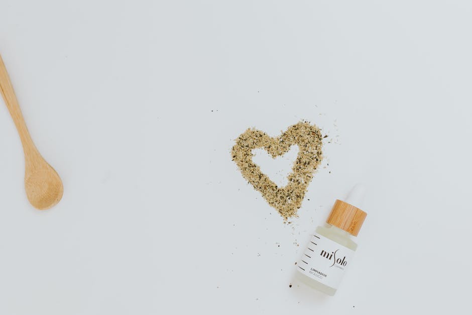 Le microbiome cutané : comprendre cet écosystème invisible qui protège votre peau skincare products natural ingredients white background flat lay