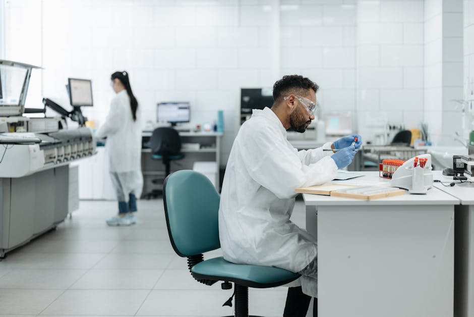 Le microbiome cutané : comprendre cet écosystème invisible qui protège votre peau scientist analyzing skin sample modern laboratory