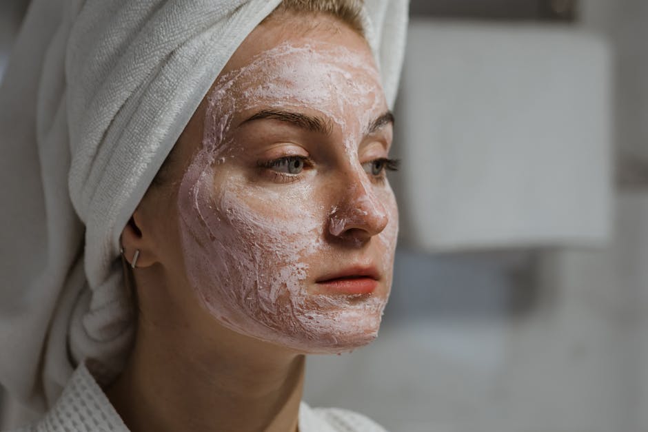 À quel rythme gommer sa peau pour prolonger son bronzage ? woman moisturizing glowing tanned skin after exfoliation