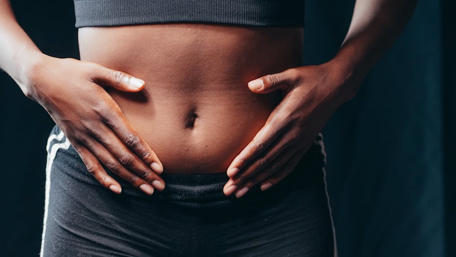 Acide hyaluronique : bien au-delà du visage, les zones du corps à traiter woman touching abdomen skin firmness concept beauty care