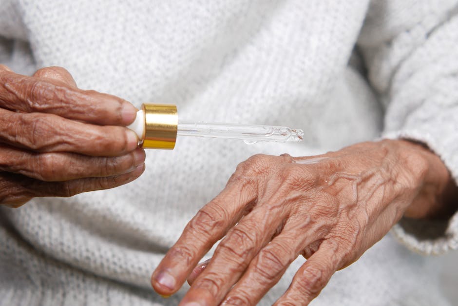Acide hyaluronique : bien au-delà du visage, les zones du corps à traiter close-up aging hands skin care treatment moisturizer