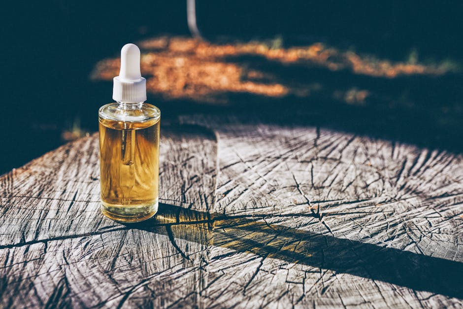 Huile de rose musquée : bienfaits anti-âge, hydratation et réparation cutanée rosehip oil dropper bottle wooden surface natural light