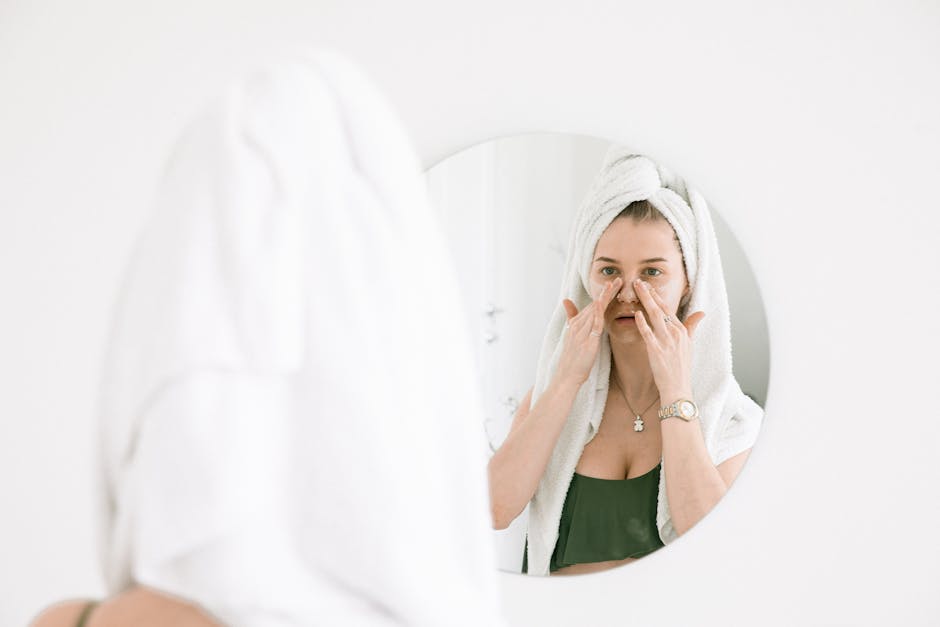 Huile de rose musquée : bienfaits anti-âge, hydratation et réparation cutanée woman applying facial oil mirror morning skincare routine