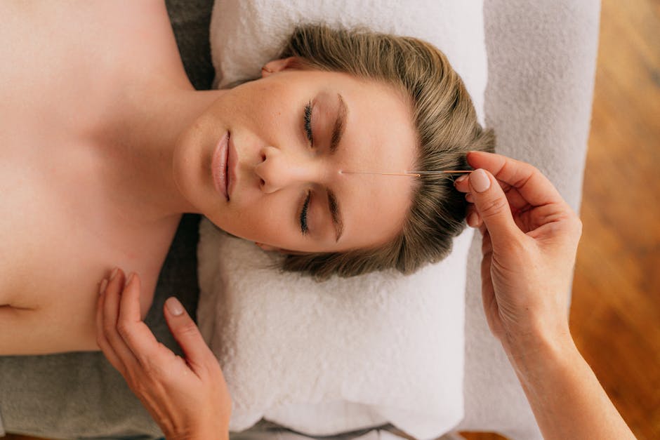 Aculifting : le lifting naturel par acupuncture pour rajeunir sans chirurgie woman relaxing during facial wellness treatment acupuncture