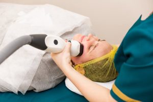 Frotox : la cryothérapie faciale qui rivalise avec les injections de toxine botulique woman face cryotherapy cold treatment beauty clinic professional