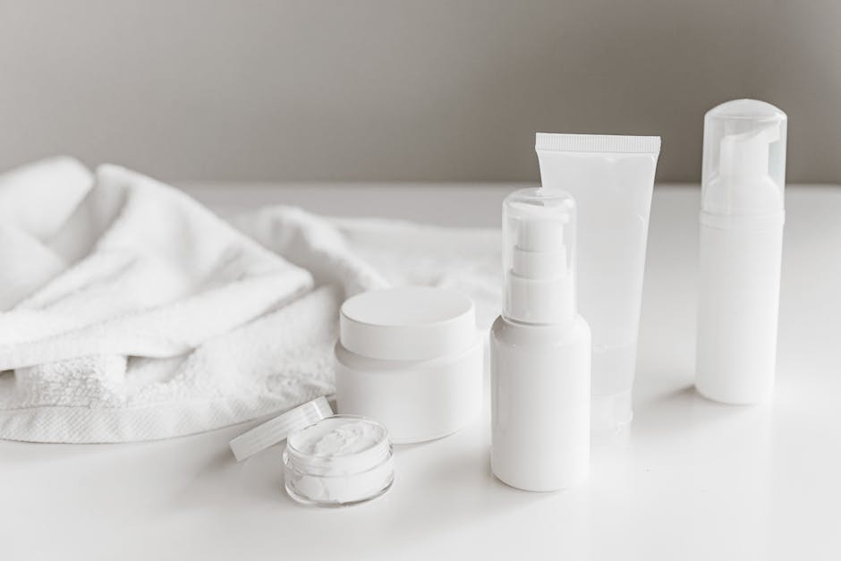 Peau stressée : comprendre les effets du stress sur votre peau et comment y remédier skincare routine products serum moisturizer cream bathroom counter gentle